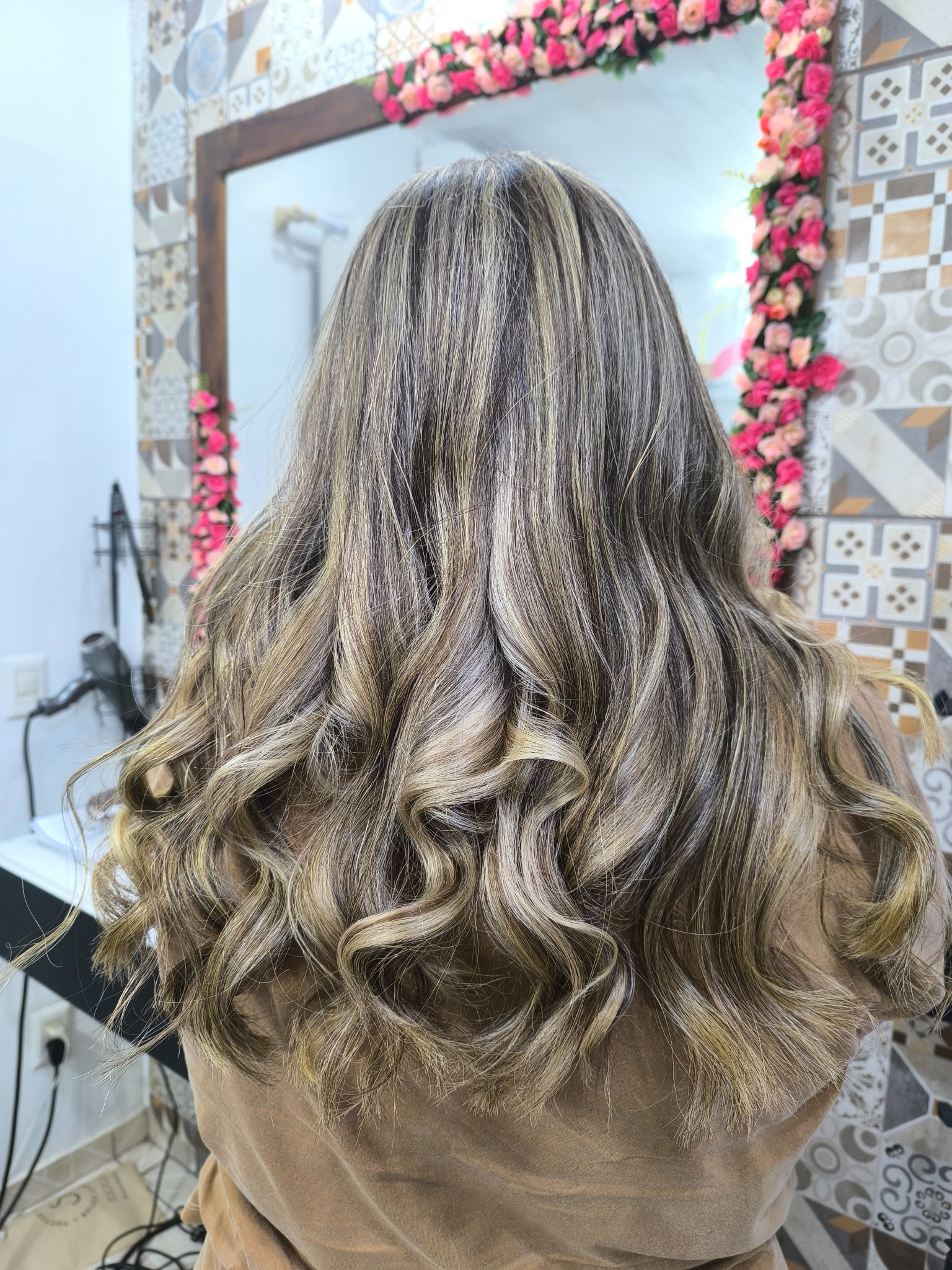 Trabalho de cabelo loiro realizado no Studio JH